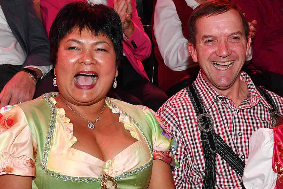 Narumol meckert über andere Dekolletés, zeigt aber gerne, was sie hat - sicher sehr zur Freude von ihrem Bauern Josef.