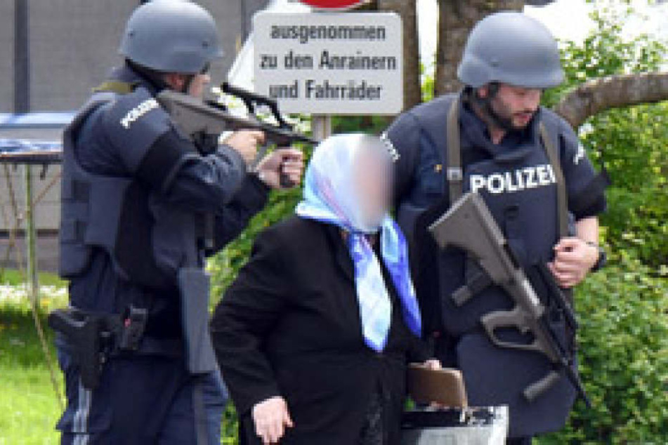 Beamte vor Ort bringen eine Frau in Sicherheit, die direkt am Tatort unterwegs war.