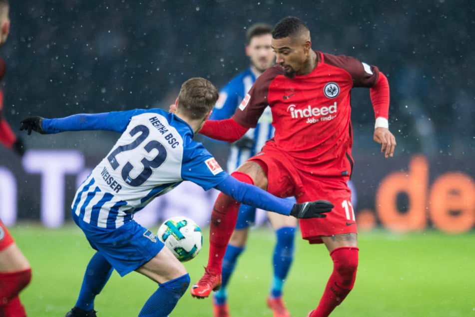 Berlins Mitchell Weiser (M) kämpft um den Ball gegen Eintrachts Kevin-Prince Boateng (r).