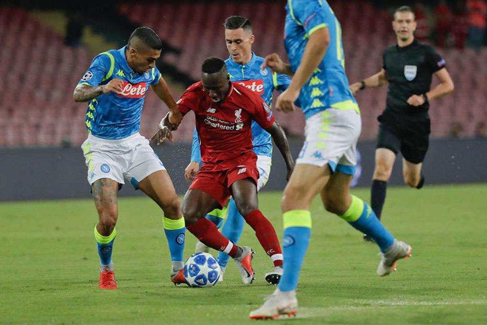 Der englische Fußball-Erstligist FC Liverpool bangt vor dem Heimspiel gegen Manchester City um den Einsatz von Naby Keita (M).