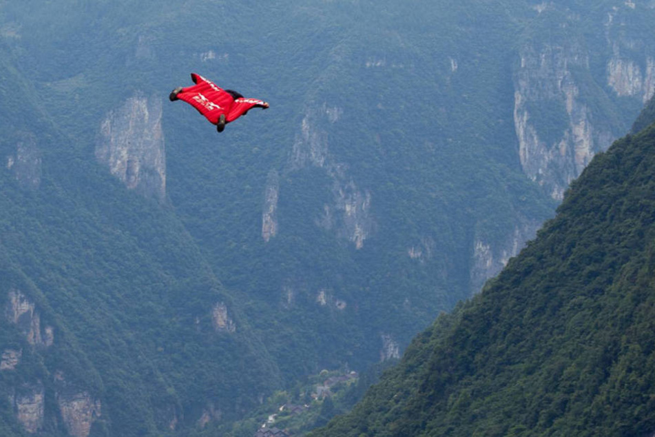 Schon zum dritten Mal in kürzester ist ein Basejumper in der Schweiz tödlich verunglückt.