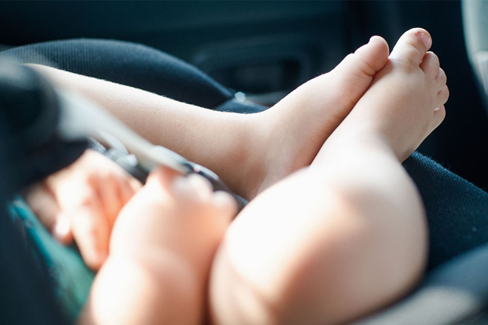 Für das Baby kam nach den vielen Stunden, die es im Auto eingeschlossen war, jede Hilfe zu spät. (Symbolbild)