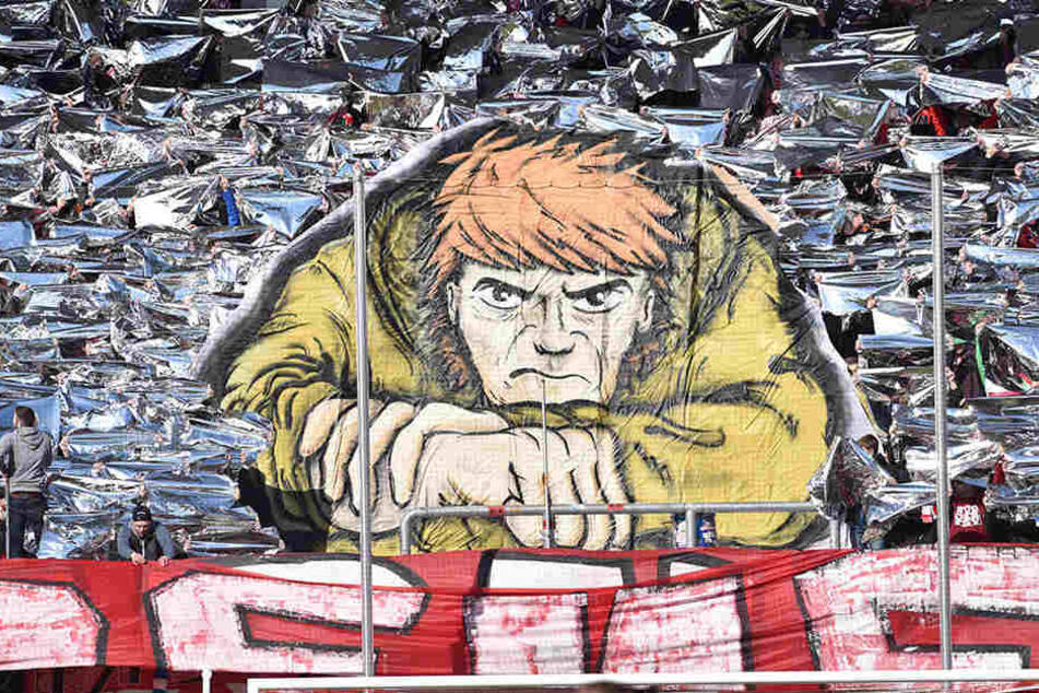 Auch dieser besonders große Zwickauer war als Papp-Plakat beim Rekord von 9673 Zuschauern im Stadion.