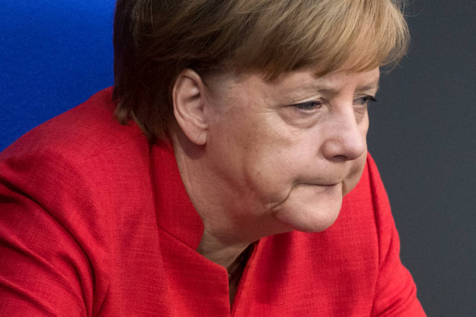 Bundeskanzlerin Angela Merkel sitzt bei der Plenarsitzung des Deutschen Bundestages im Reichstagsgebäude an ihrem Platz.
