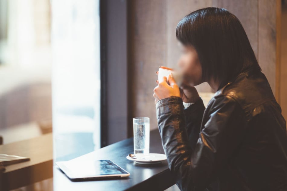 Die 18-Jährige sitzt seelenruhig im Internetcafe, als ein 28-Jähriger ihr mit eindeutigen Absichten entgegentritt. (Symbolbild)