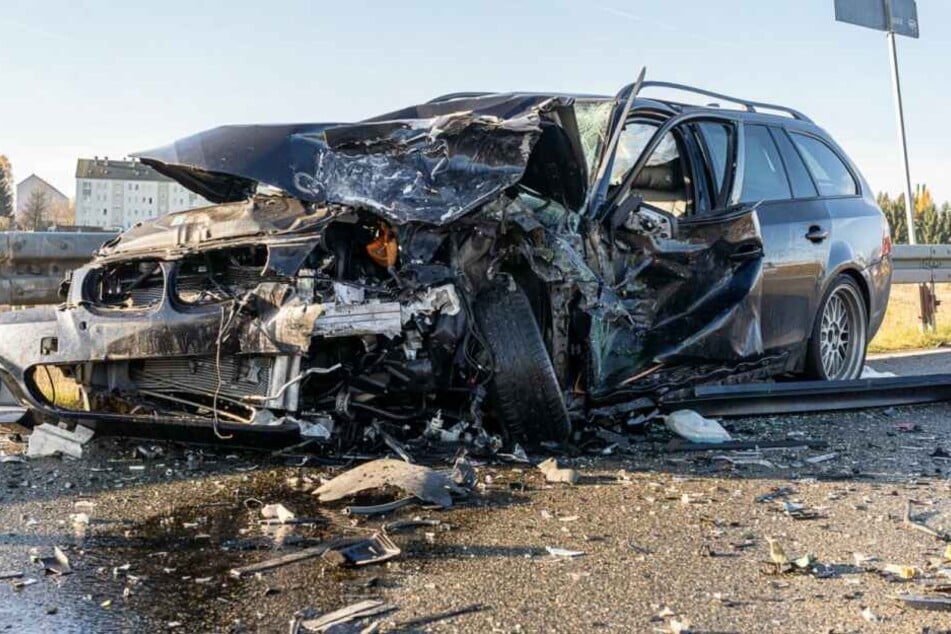 Bei einem Unfall im Vogtlandkreis wurden drei Personen schwer verletzt.