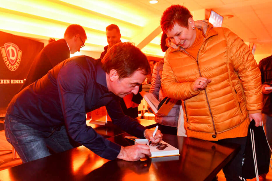 Die Autogramme des Buchautors Uwe Karte (l.), der Jörg Stübner sehr gut kannte, waren heiß begehrt.