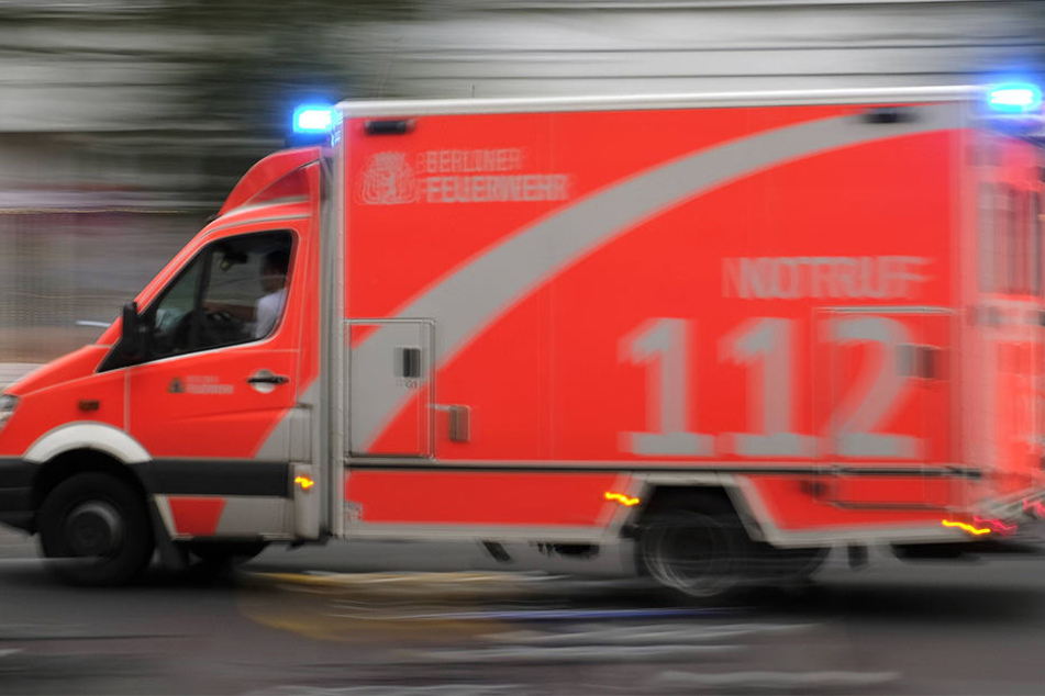 Jegliche Hilfe reichte nicht aus! Der 71-jährige Fußgänger starb im Krankenhaus (Symbolbild).