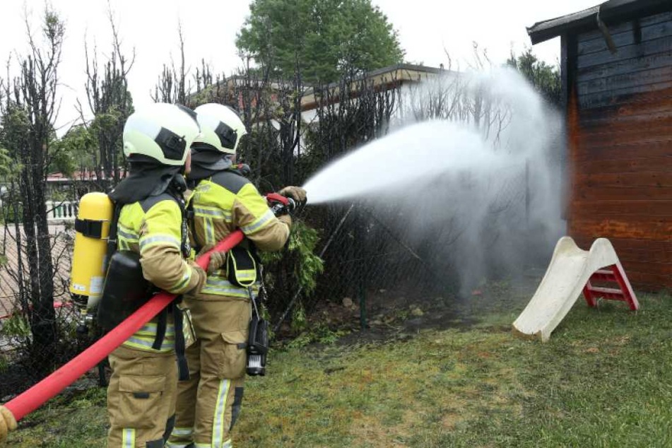 Die Kameraden löschten den Brand zügig. Trotzdem wurden zwei Lauben stark in Mitleidenschaft gezogen.