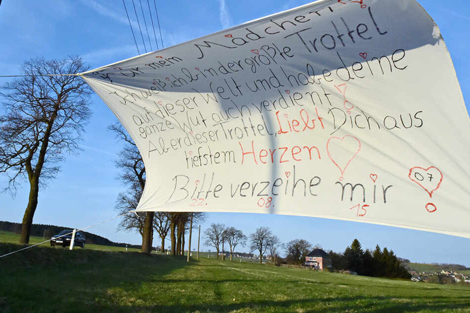 Mit einer rührenden Botschaft auf einem Bettlaken will er sie zurückgewinnen.