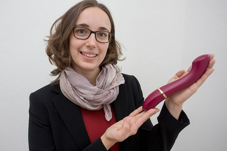 Laviu-Chefin Julia Ryssel (29) zeigt den lautlosen, himbeerroten Prototypen "Laviu One".