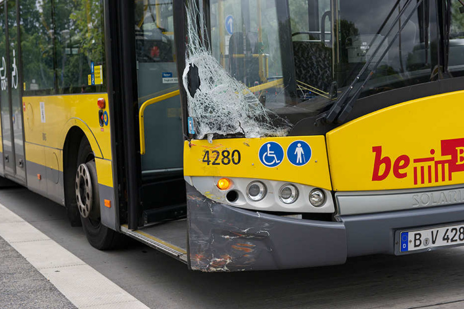 Aufgrund der enormen Wucht beim Aufprall nahmen beide Fahrzeuge erheblichen Schaden. (Symbolbild)