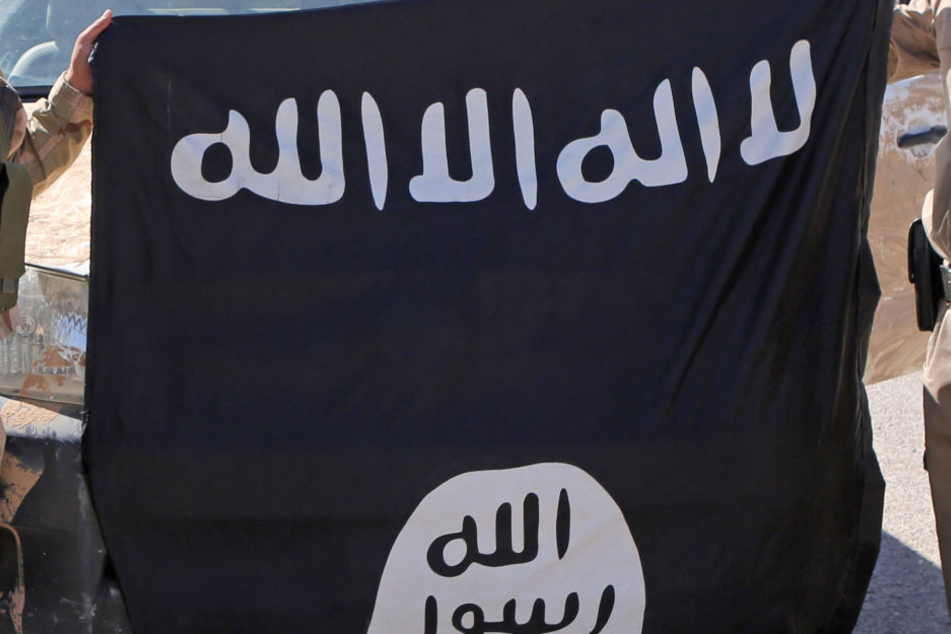 Eine Flagge des IS. Der 24 Jahre alte Flüchtling aus dem Irak wollte mit der Enthauptung der Terroristen diese verhöhnen.