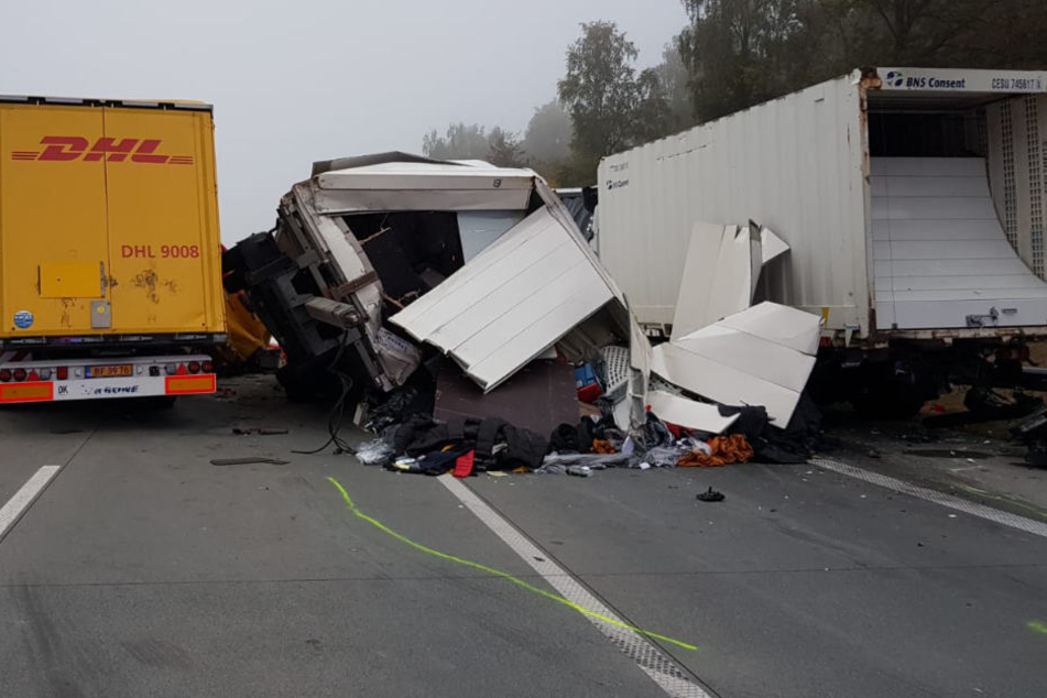 Bei dem Unfall sind gleich drei Lastwagen ineinander gerast.