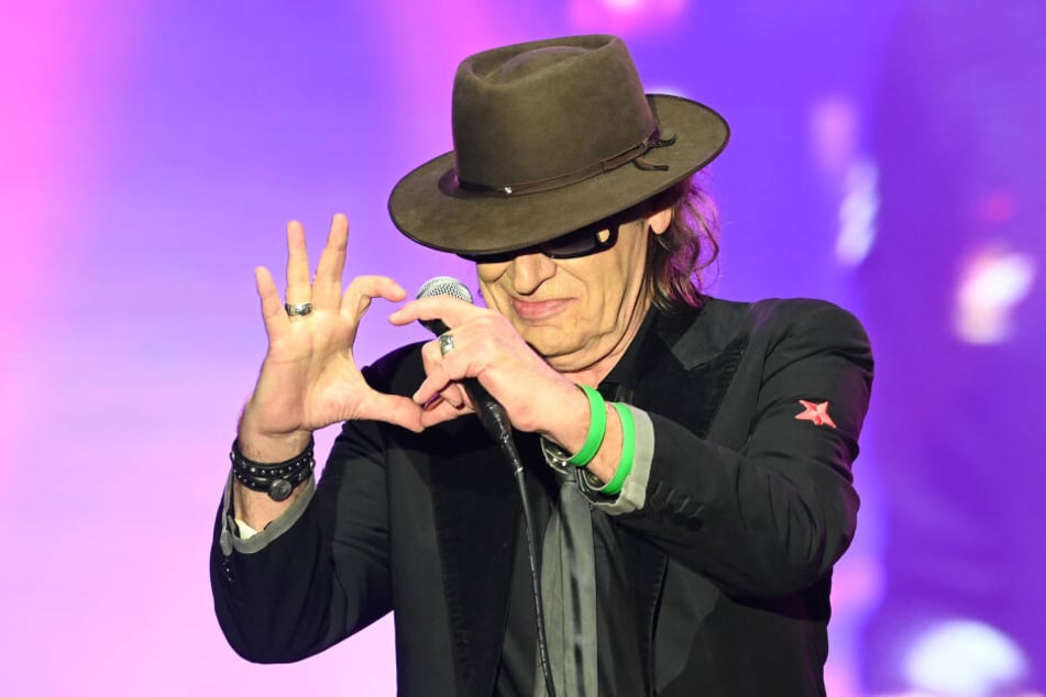 Der Sänger Udo Lindenberg steht bei seinem Tourneestart in Bremen auf der Bühne. Auf seiner Deutschland-Tournee macht Lindenberg bis zum Juli in zwölf Städten Station – mit tatkräftiger Unterstützung eines Mixed-Martial-Arts-Stars!