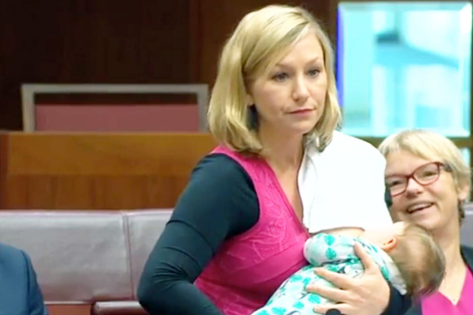 Larissa Waters (40) stillt ihre kleine Tochter mitten im Parlament.