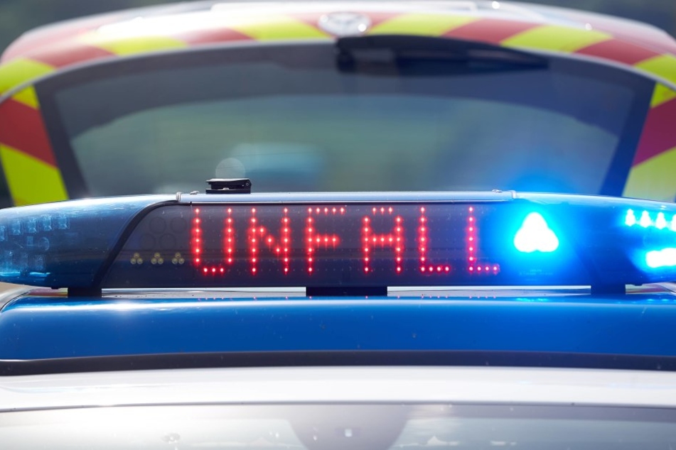 Aus ungeklärter Ursache fuhr der 19-Jährige eine Böschung hinauf, das Auto flog durch die Luft und knallte auf einen Acker.