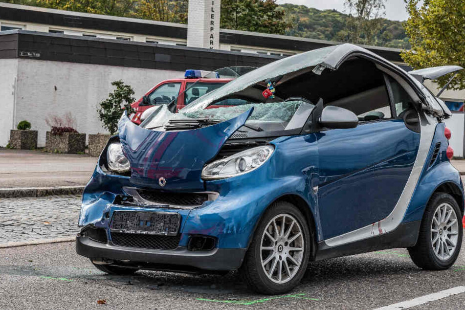 Mit diesem Smart krachte ein 49-Jähriger am Donnerstag in Esslingen ins Heck eines Mercedes.