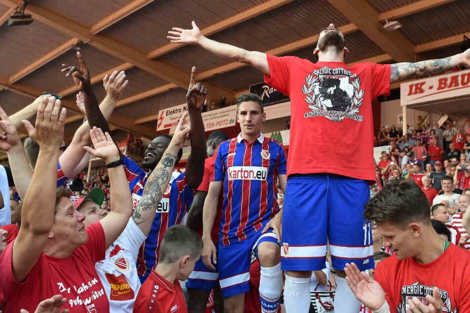 Maximilian Zimmer feiert mit Fans und Mitspielern den Aufstieg in die 3. Liga.