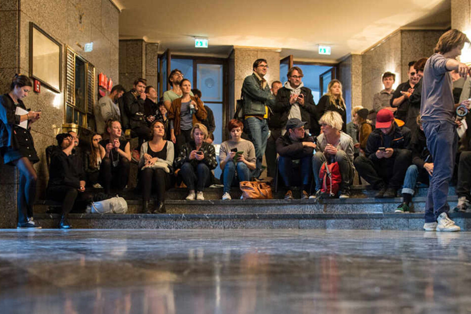 Sie haben das Gebäude am Nachmittag besetzt, protestieren so gegen den neuen Intendanten Chris Dercon.