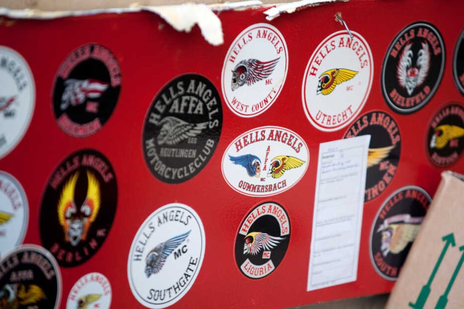 Auch Rocker finden Aufkleber gut und markieren damit ihr Revier wie hier verschiedene Hells Angels.