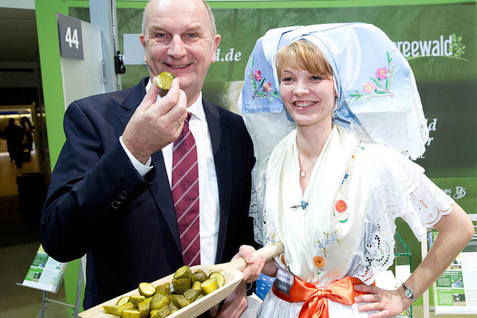 Eine Spreewaldgurke ist sehr lecker: Findet auch Brandenburgs Ministerpräsident Dietmar Woidke (SPD, 55, l).