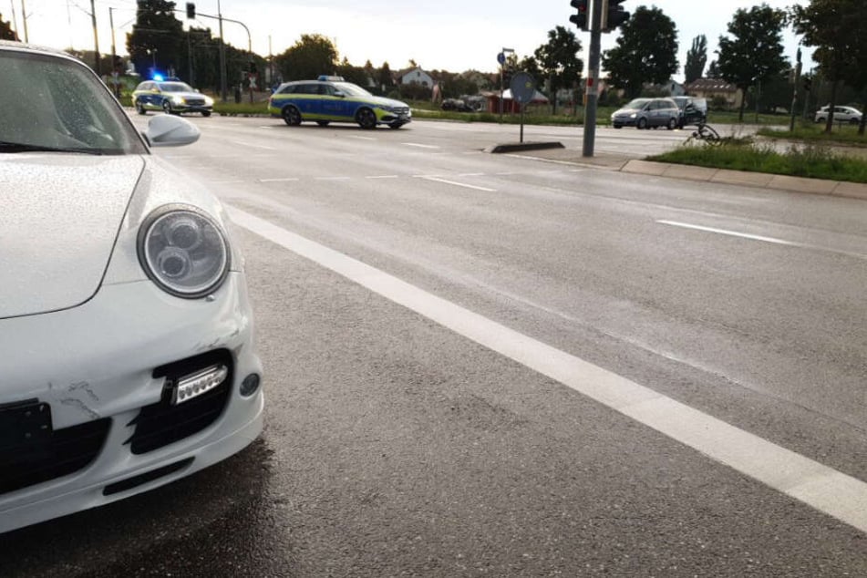 Der Porsche erfasste die Frau offenbar an einer Kreuzung.