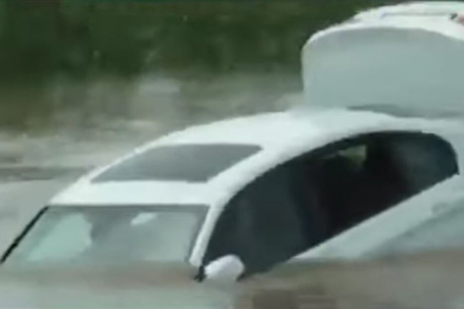 Der junge Mann versenkte sein Geburtstagsgeschenk im Fluss.