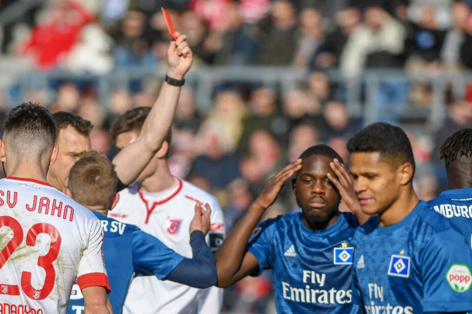 Orel Mangala (Mitte) kann seine gelb-rote Karte nicht fassen.