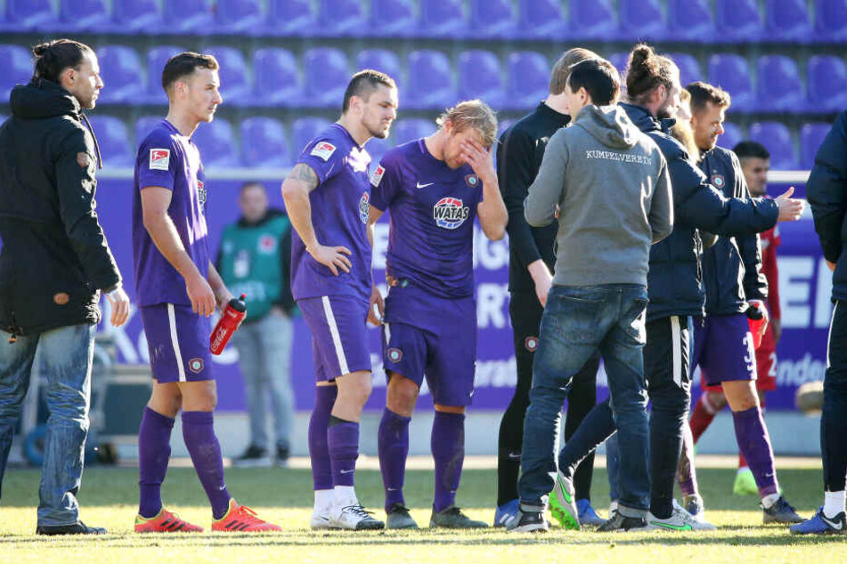 Nach dem Abpfiff versammelte Trainer Daniel Meyer (r.,v.) und schwor sie schon auf Köln ein.