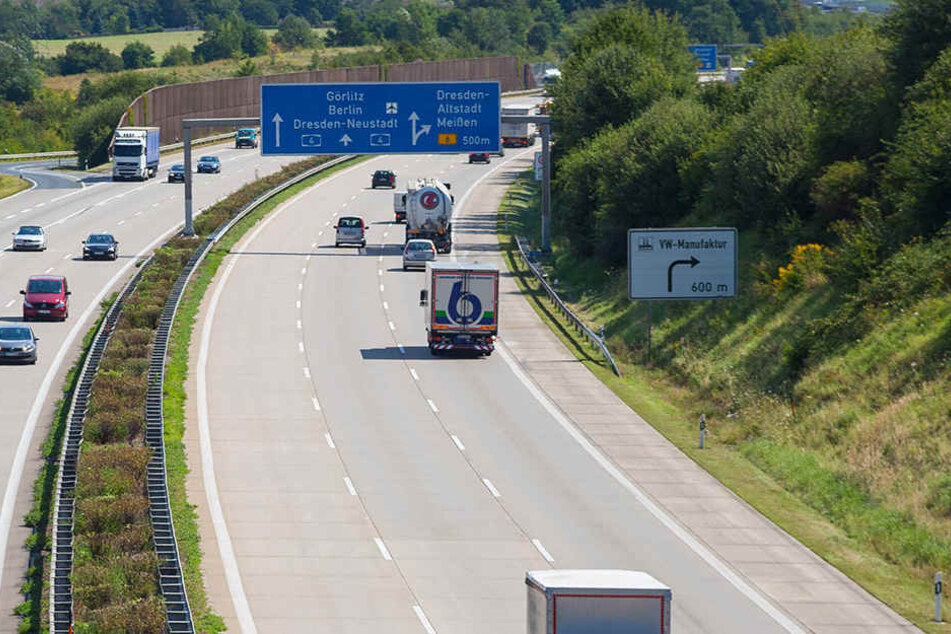 Drei Jugendliche haben Äste und Steine auf die A4 geworfen. Dabei wurde mehrer Fahrzeuge beschädigt. (Symbolbild)