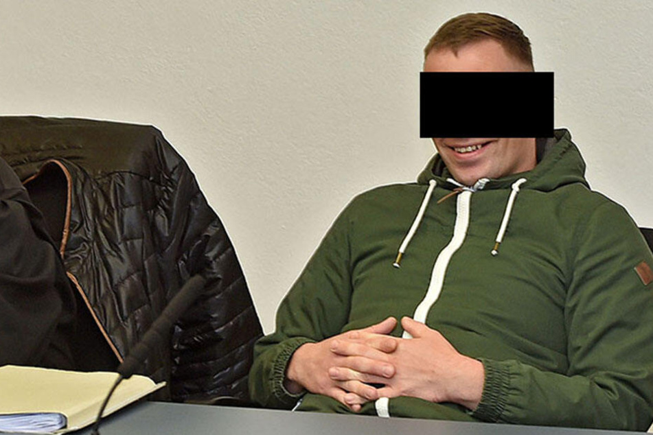 Völlig unbeeindruckt: Stellenweise flätzte der Angeklagte Silvio S. (35) wie auf einem Liegestuhl auf der Anklagebank.