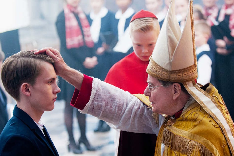 In "Gelobt sei Gott" dreht sich alles um den Missbrauch eines pädophilen Priesters an kleinen Jungen und die Folgen dieser schrecklichen Taten.