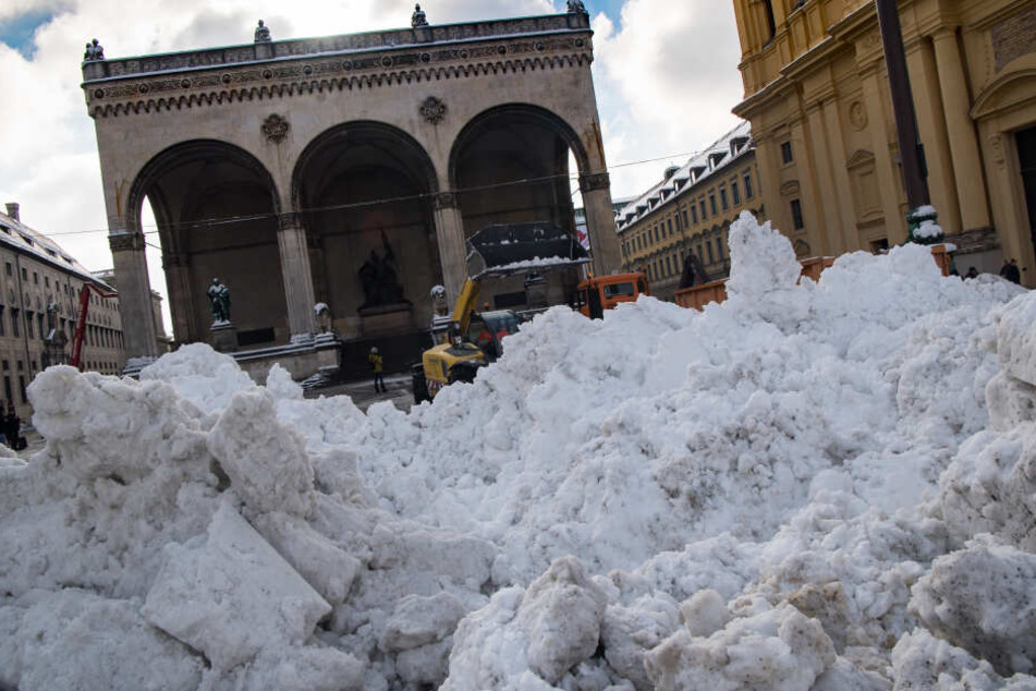 Die Schneeberge vor der Feldherrnhalle am Odeonplatz in München werden so schnell nicht weg schmelzen.