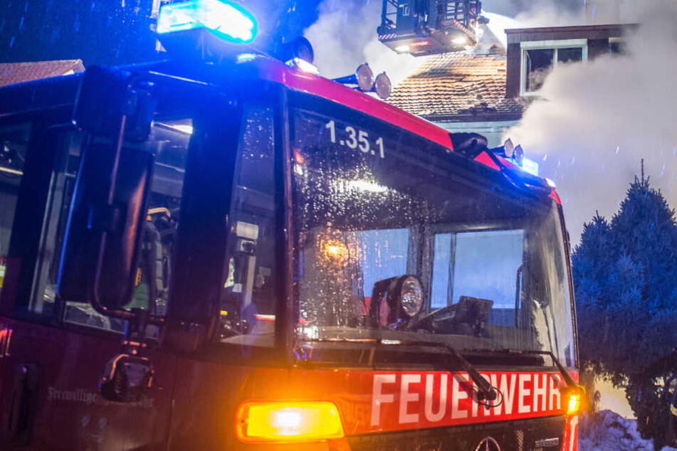 Das Feuer breitetet sich im ganzen Haus aus. (Symbolbild)