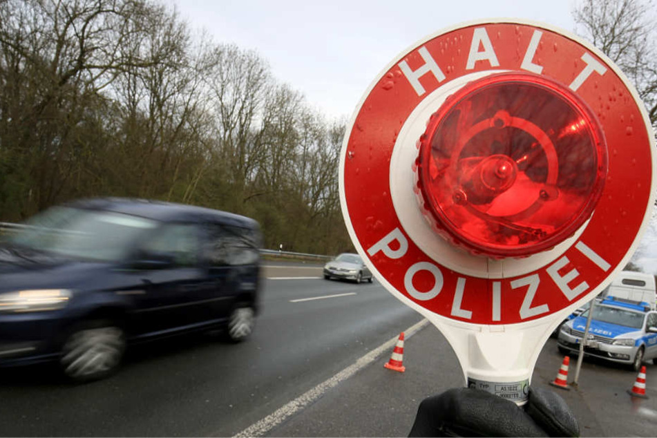 Das Auto mit der heißen Ladung fiel den Polizisten bei einer Verkehrskontrolle auf (Symbolbild).