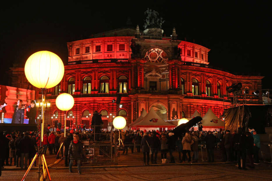 Die Semperoper wird für die festliche Veranstaltung angemessen beleuchtet.