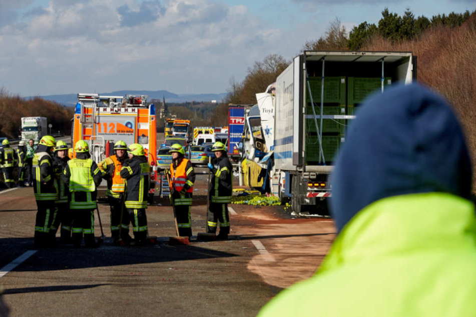 Wegen den Bergungsarbeiten wurde die Fahrbahn gesperrt (Symbolfoto).