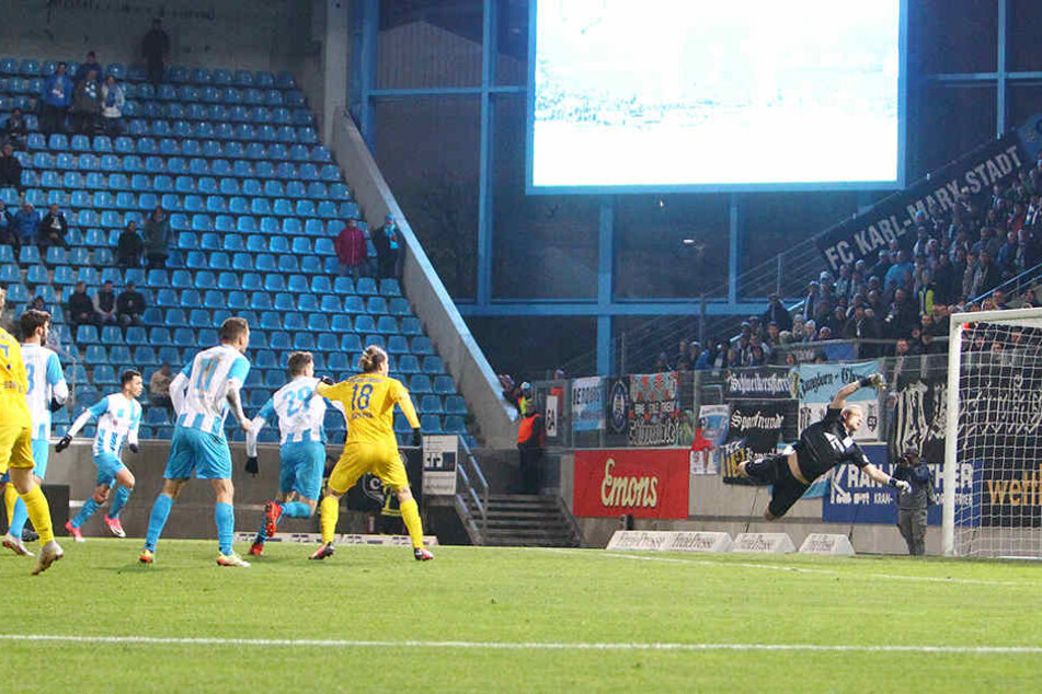 Da schlägt's ein im Schiebocker Tor, BFV-Keeper Dominik Reissig streckt sich nach dem "Flatterschuss" von Tobias Müller vergeblich - das 2:1 für den CFC.
