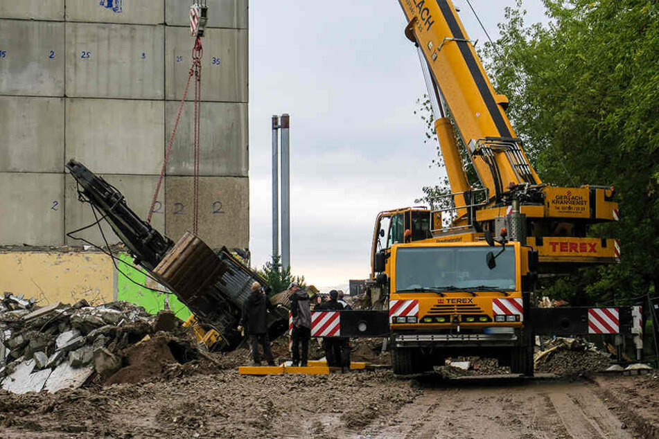 Der Bagger wurde von einem Krank wieder auf die Ketten gestellt.