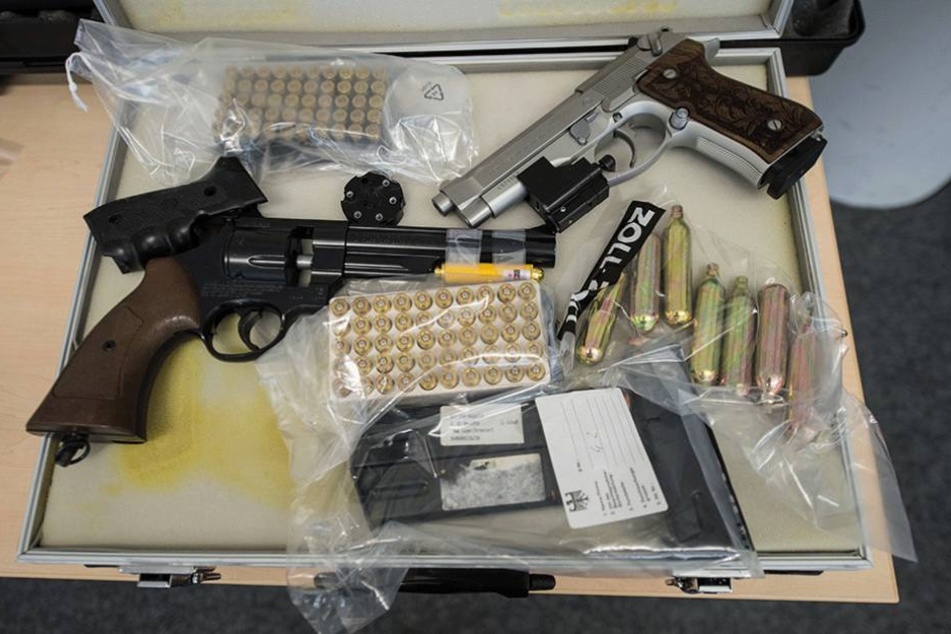 Bei einer Razzia sichergestellte illegale Waffen und Munition.
