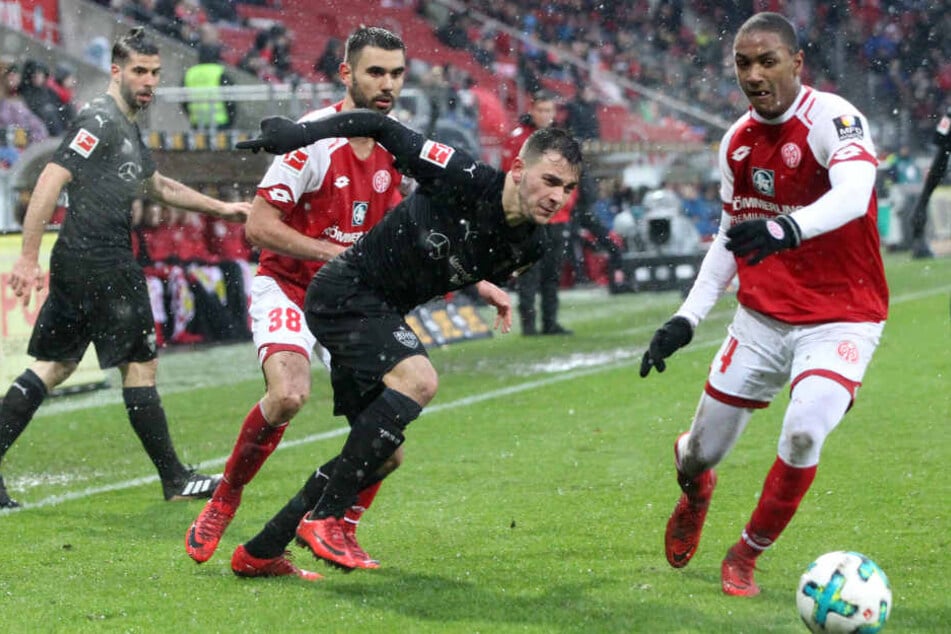 Stuttgarts Anastasios Donis (Mitte) kämpft gegen die Mainzer Abdou Diallo (rechts) und Jannik Huth (links).