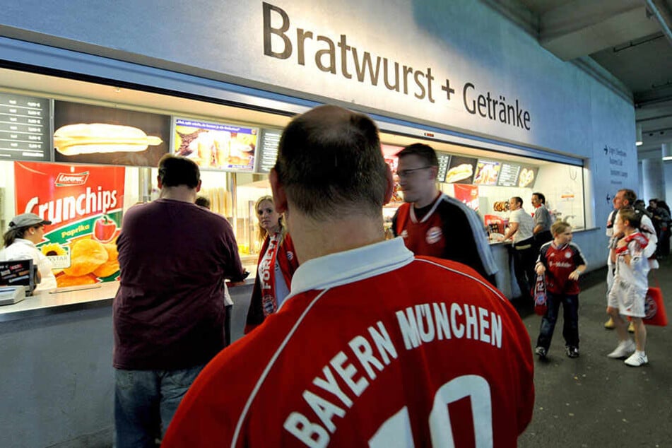 Bratwurst und Bier gibt es erst bei vorheriger Aufladung der "Arena Card".