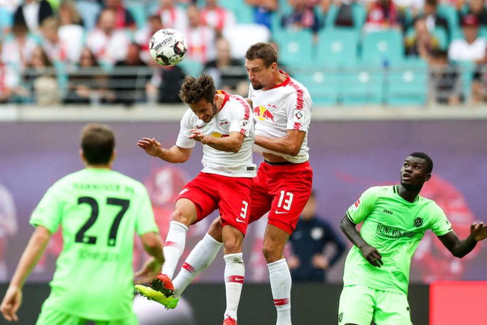Marcelo Saracchi (l.) und Stefan Ilsanker versuchen gemeinsam, einen hohen Ball zu klären. Dem zwischenzeitlichen H96-Ausgleich ging ein Fehler von Ilsanker voraus.