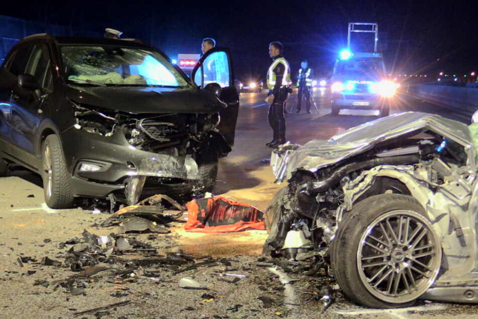 Die beiden Fahrzeuge krachten frontal gegeneinander.
