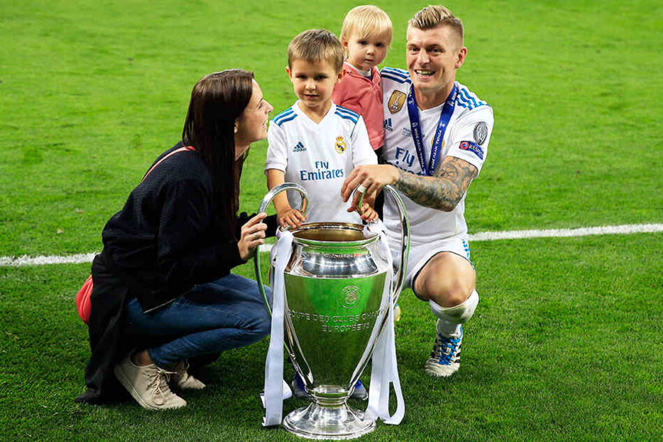 Toni Kroos mit seiner Familie: Seine Frau Jessica Faber und die gemeinsamen Kinder Leon und Amelie.