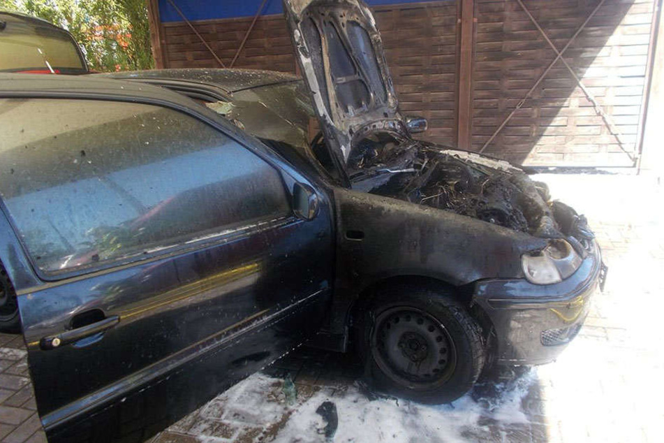 Bei der Reparatur hat der Motorraum des Autos Feuer gefangen. Die Folge: Totalschaden!