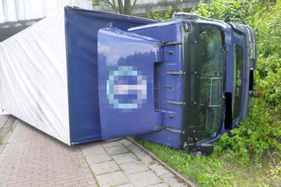 Am Ende der Irrfahrt kippte der führerlose Lkw um.