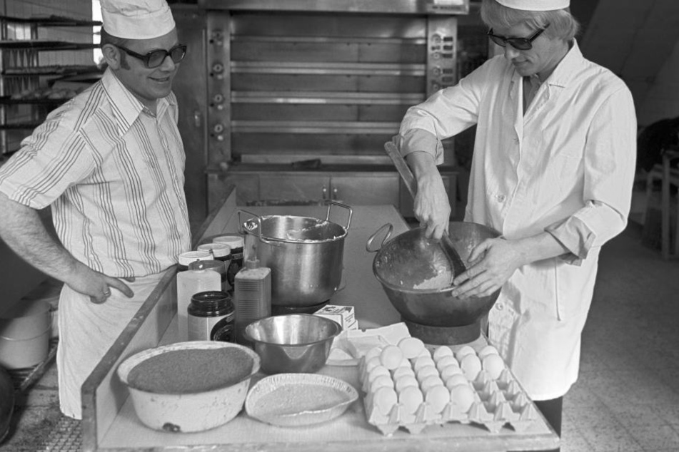 1977: Der gelernte Bäcker und Konditor Heino (r.) rührt in einer Bäckerei einen Teig an.