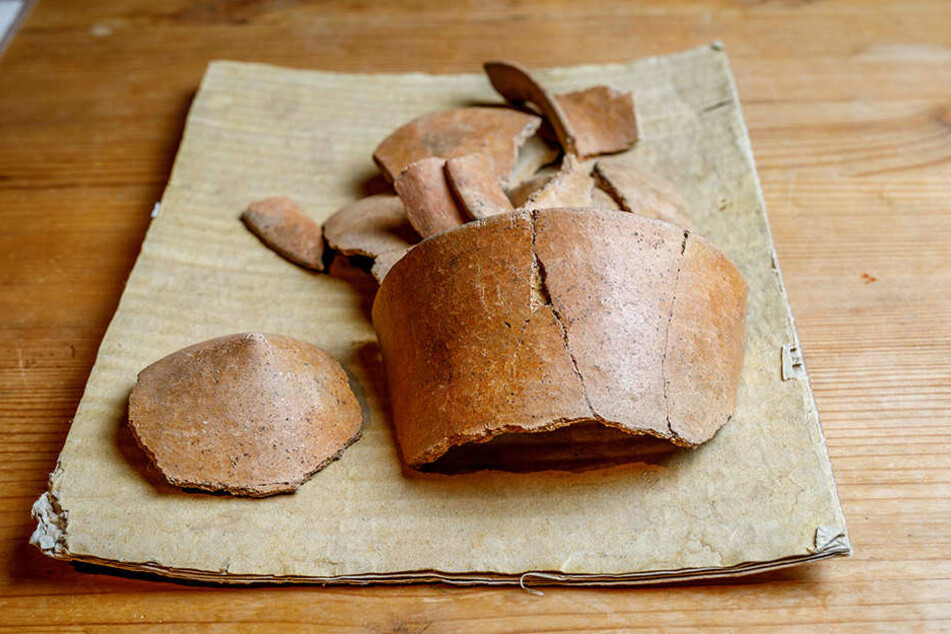 Kegel sucht Felder nach Scherben ab, die erzählen, wie unsere Vorfahren vor Jahrtausenden lebten.